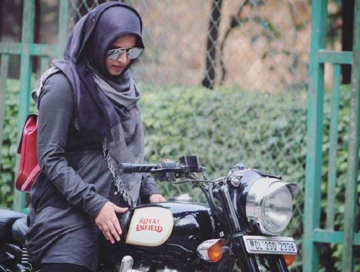 Gaya Foto Candid Gaya Selfie Hijab Kekinian Jamin Bikin Kamu Hits
